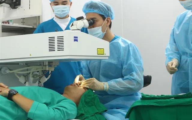Điều trị tật khúc xạ
